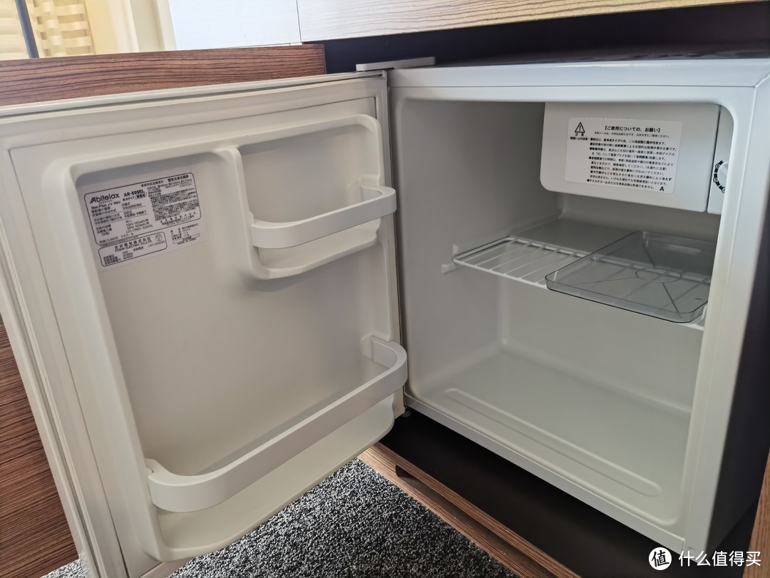 冰箱里面是空的