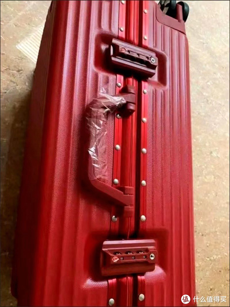 💖✨ 梦幻红色行李箱，备婚新选择，让旅行充满浪漫与甜蜜！✨💖