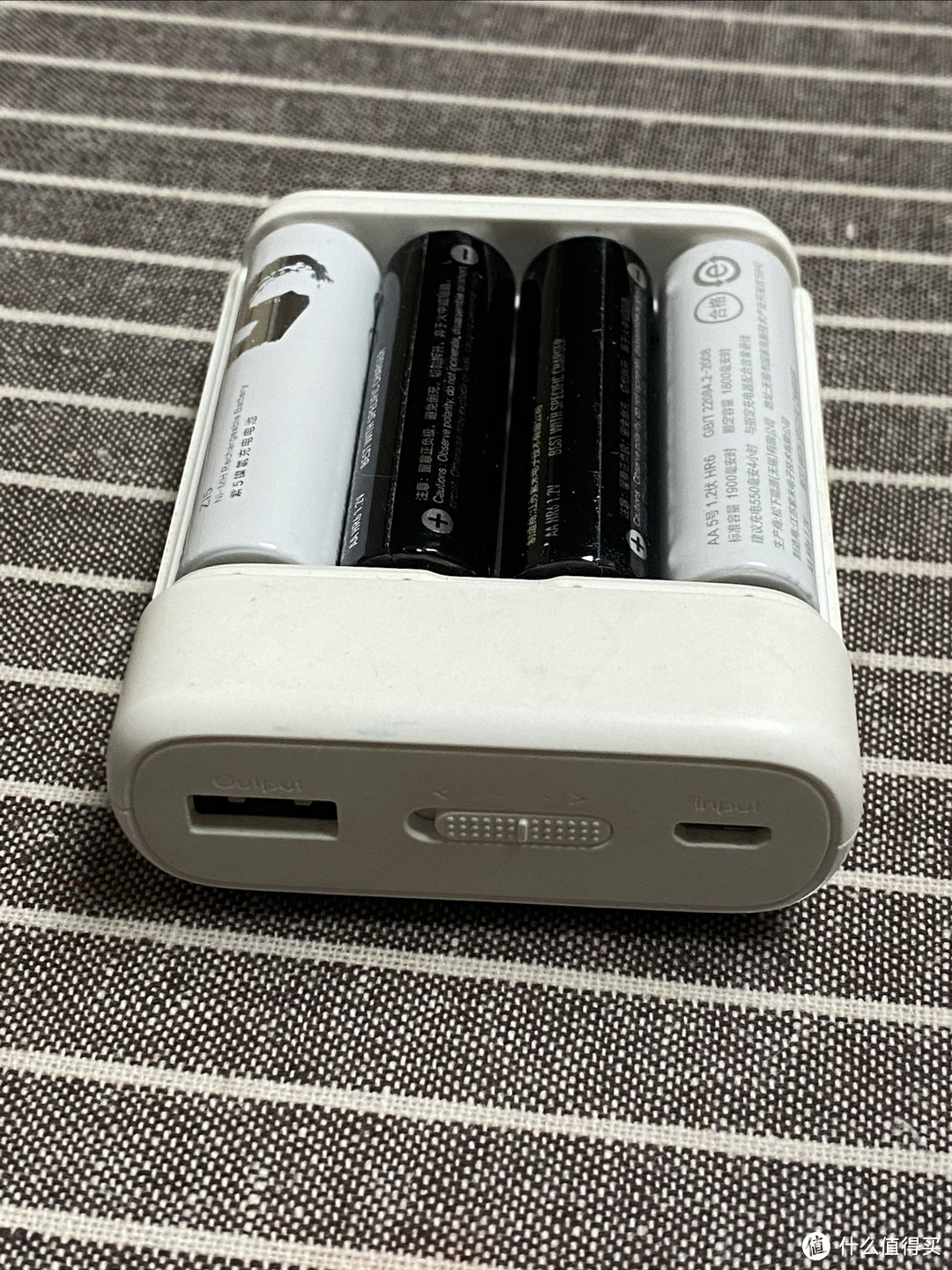 能当做手机充电宝使用的小米充电电池。