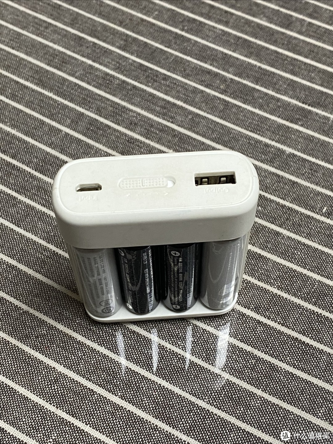 能当做手机充电宝使用的小米充电电池。