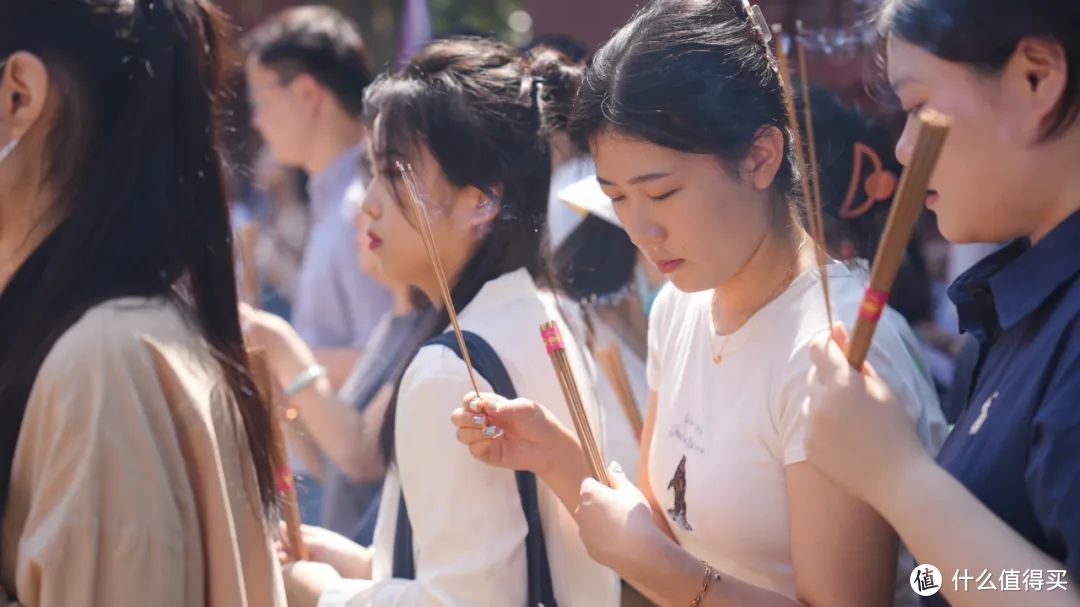 这届年轻人，不爱上班爱上香 | 北京2