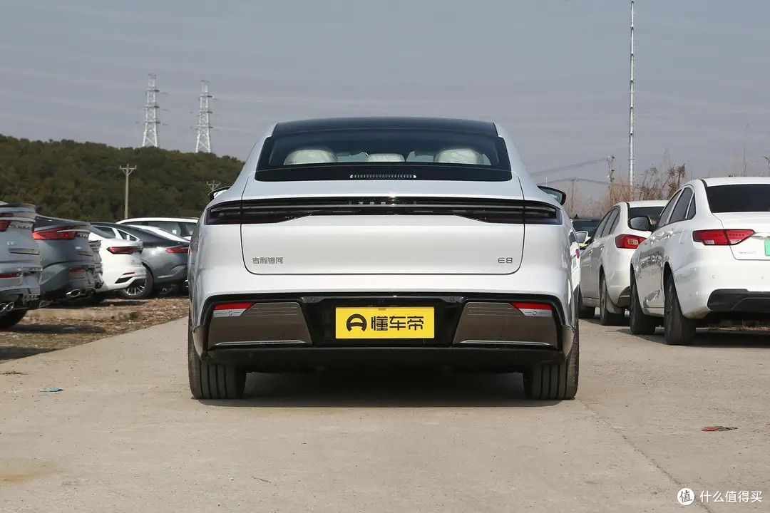 吉利诚意c级车,45英寸大屏 8295芯片,5.95秒破百,售18.58万