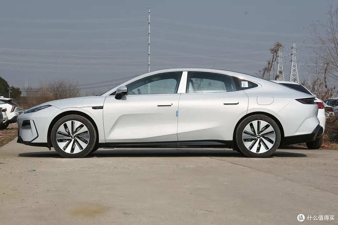 吉利诚意c级车,45英寸大屏 8295芯片,5.95秒破百,售18.58万