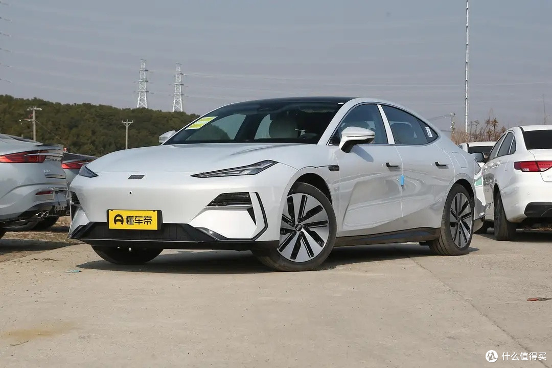 吉利诚意c级车,45英寸大屏 8295芯片,5.95秒破百,售18.58万