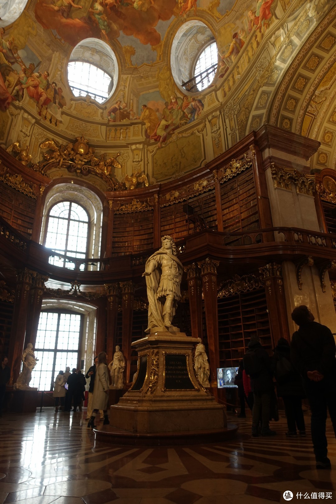图书馆不大，是一个长厅，两侧是书架，天花板是满满的彩绘。