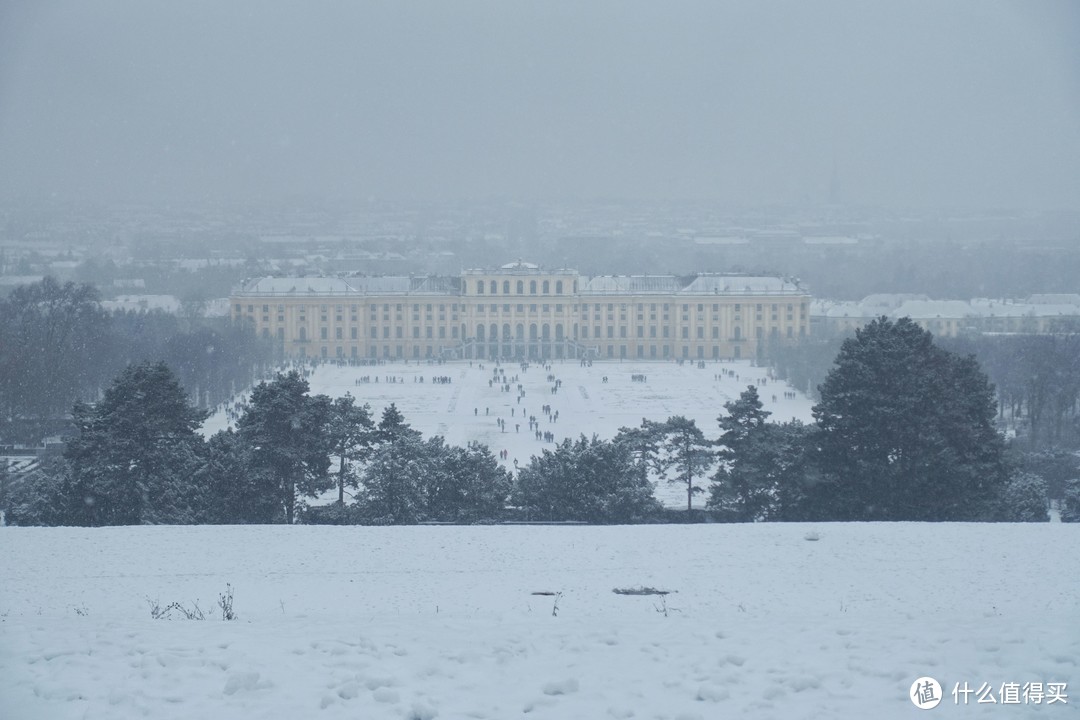 踩着厚雪爬上了小山坡，远眺一下皇宫。有时候想，去过的几个皇宫的后花园都好大，皇室们真的都在这步行么…当锻炼身体么…