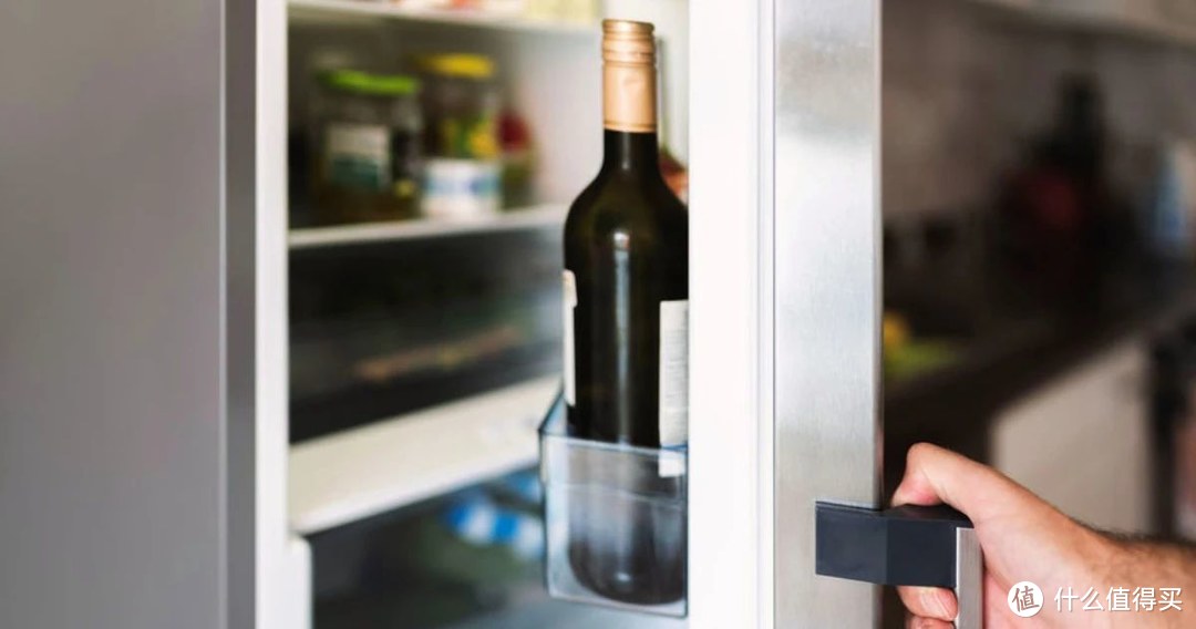 ▲ 你可以将没喝完的红酒存放在冰箱里，但是在下次饮用时要提前30分钟把它们从冰箱里取出。