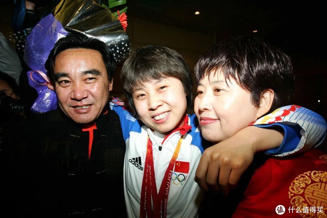 2006年冬奥会，王濛载誉归来搂住家人。图 / 视觉中国