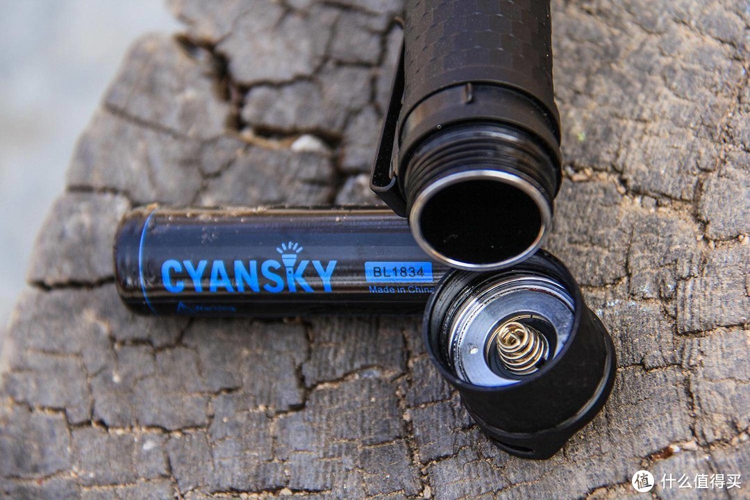 新外观新手感，更适合户外使用的CYANSKY P20R手电