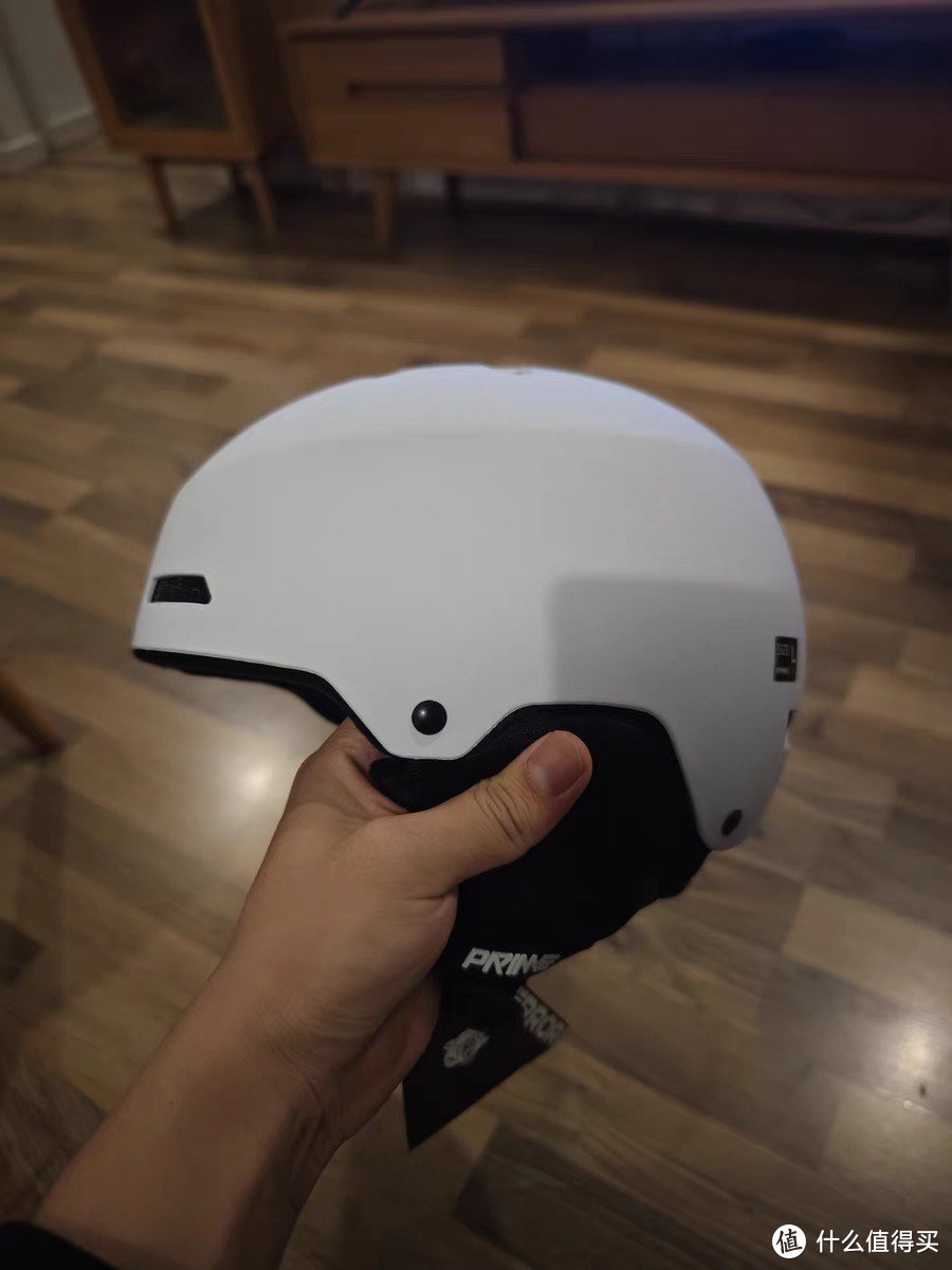 滑雪头盔是一种保护头部的重要装备