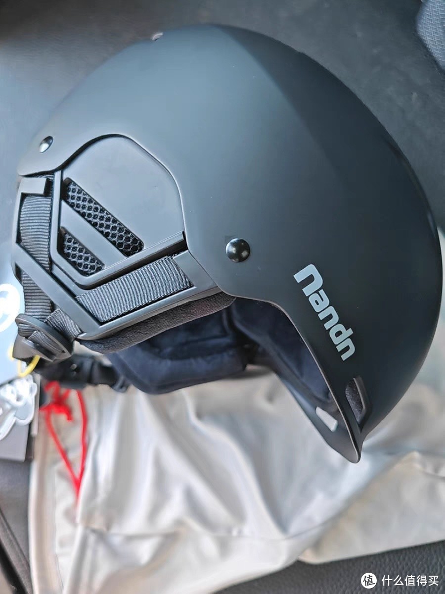 滑雪头盔在保护头部方面发挥着重要作用