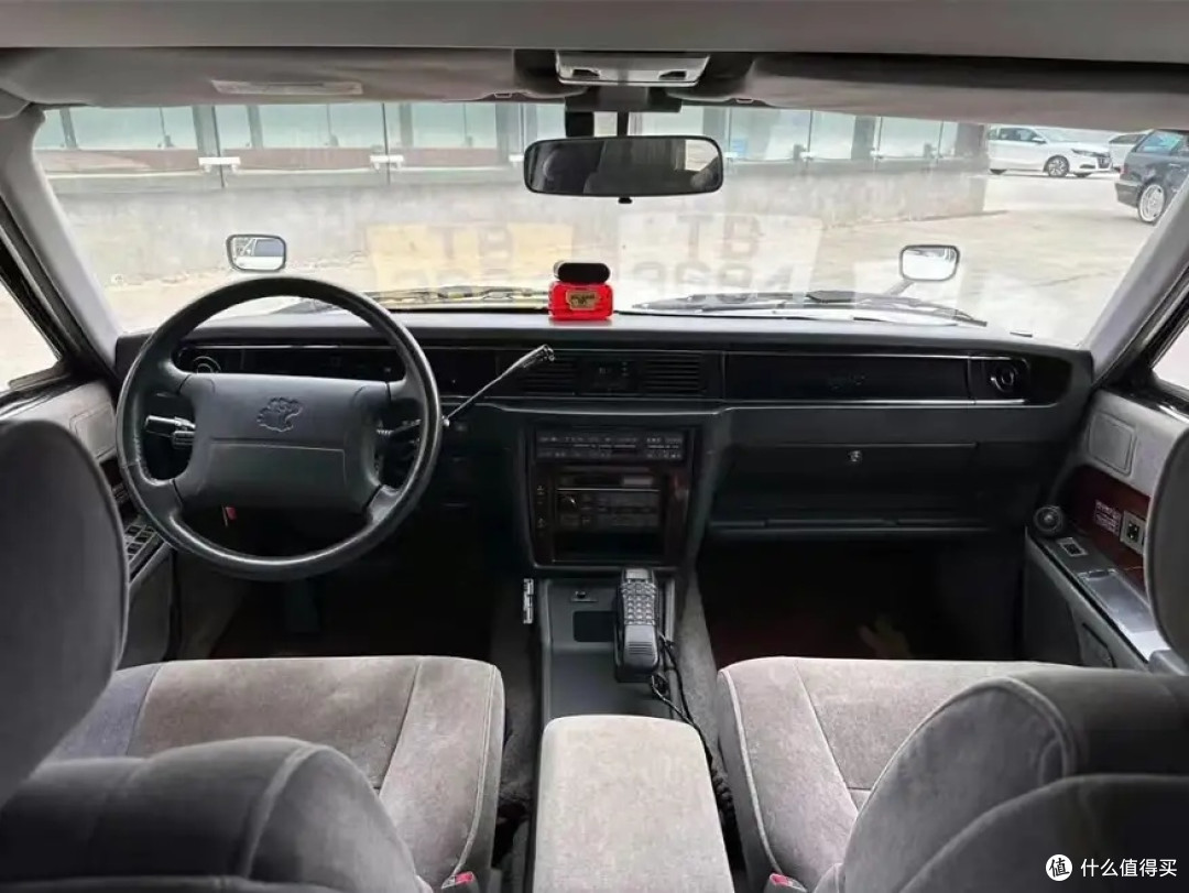 藏友晒出1988年的丰田世纪加长版,当年价值400万,像第八代皇冠