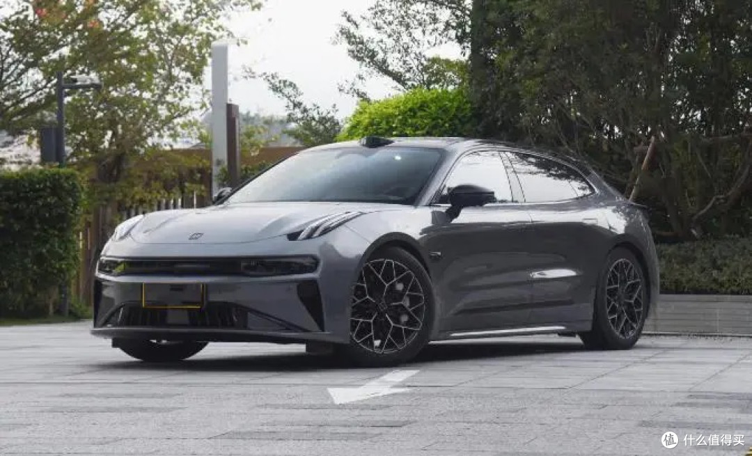 全新版极氪001实车亮相,加速时间3.3秒,续航超700公里