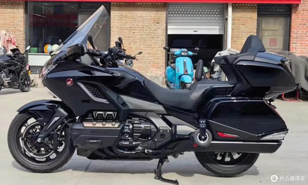 摩友花45万买本田金翼1800六缸水冷摩托车京b黄牌让人爱慕