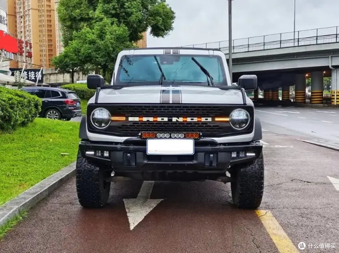 全进口车型的动力表现更强,整体更有质感,美系越野车的皮实耐用感无可