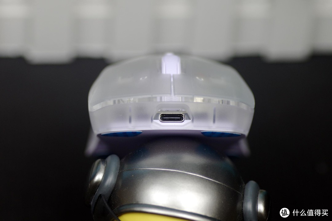 磨砂半透明设计很有创意， 雷柏VT9 Air鼠标真不错