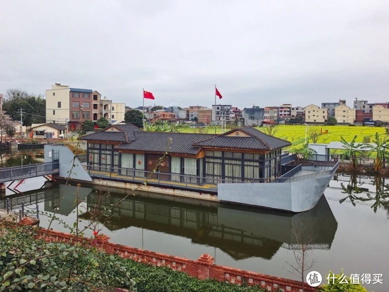 朋友圈被问爆的花海图书馆，在港南山边村！