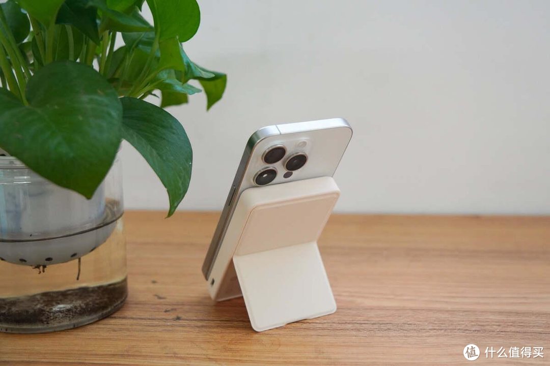 首先是充电宝搭配 iphone 13 mini机型进行吸附实测,可以看到充电宝