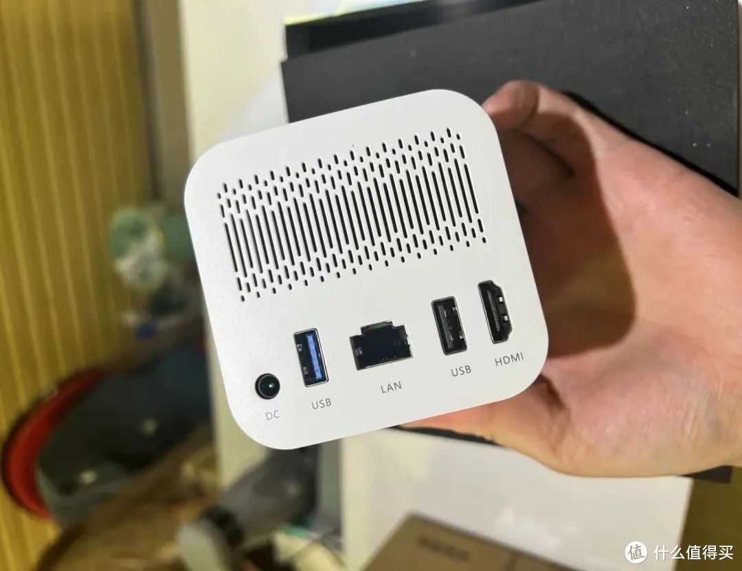 性能上,当贝b3 pro搭载了晶晨s922x芯片,采用a73 a53架构,不仅能硬解