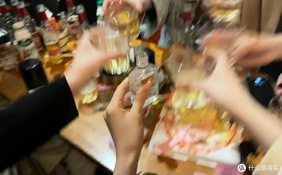 下班的干杯：释放与重生的瞬间