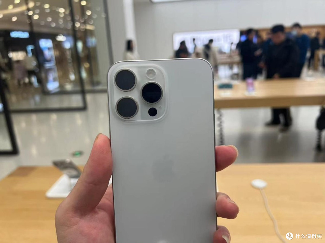 苹果15pro max跌价1250元,钛金属 a17pro芯片,售价更感人了_手机_什么