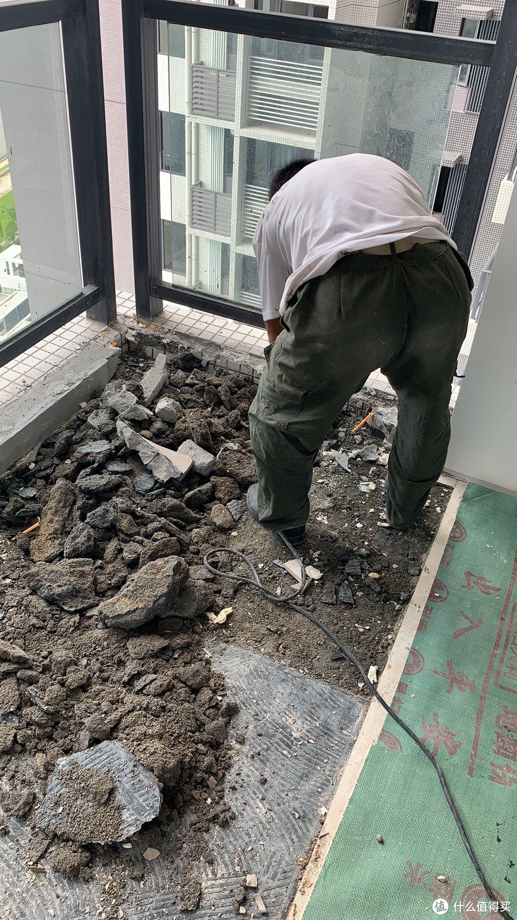 查漏报告：楼上阳台防水失效导致双重渗漏