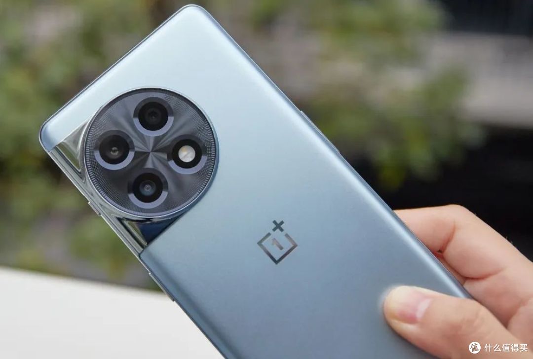 是过去一年最"能打"的高性价比手机之一,它的竞品是红米k60,真我gt