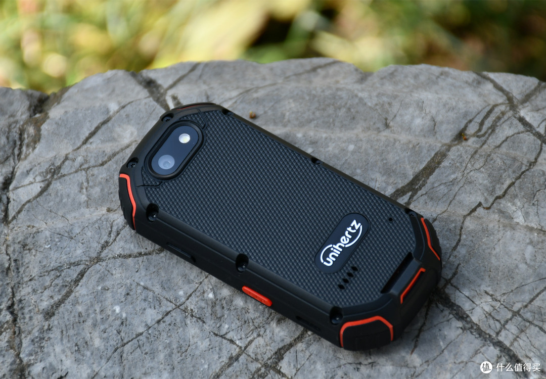 这么小能看清楚吗245英寸屏幕的迷你三防手机简评