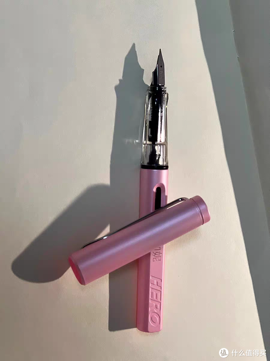 ​粉粉嫩嫩的钢笔，小女孩的书写梦想启航