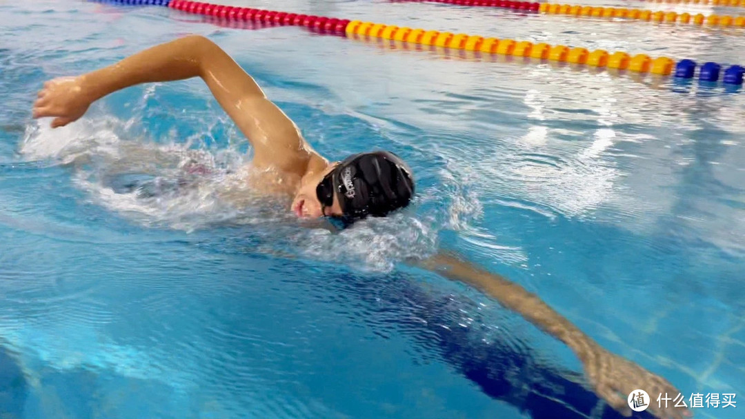 全身运动，游泳能更快燃烧卡路里