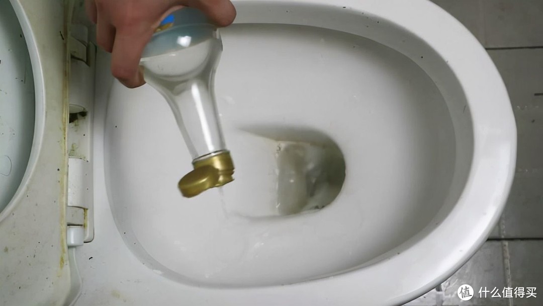 无论马桶的黄渍有多厚，撒一把这个，水一冲就瞬间干干净净