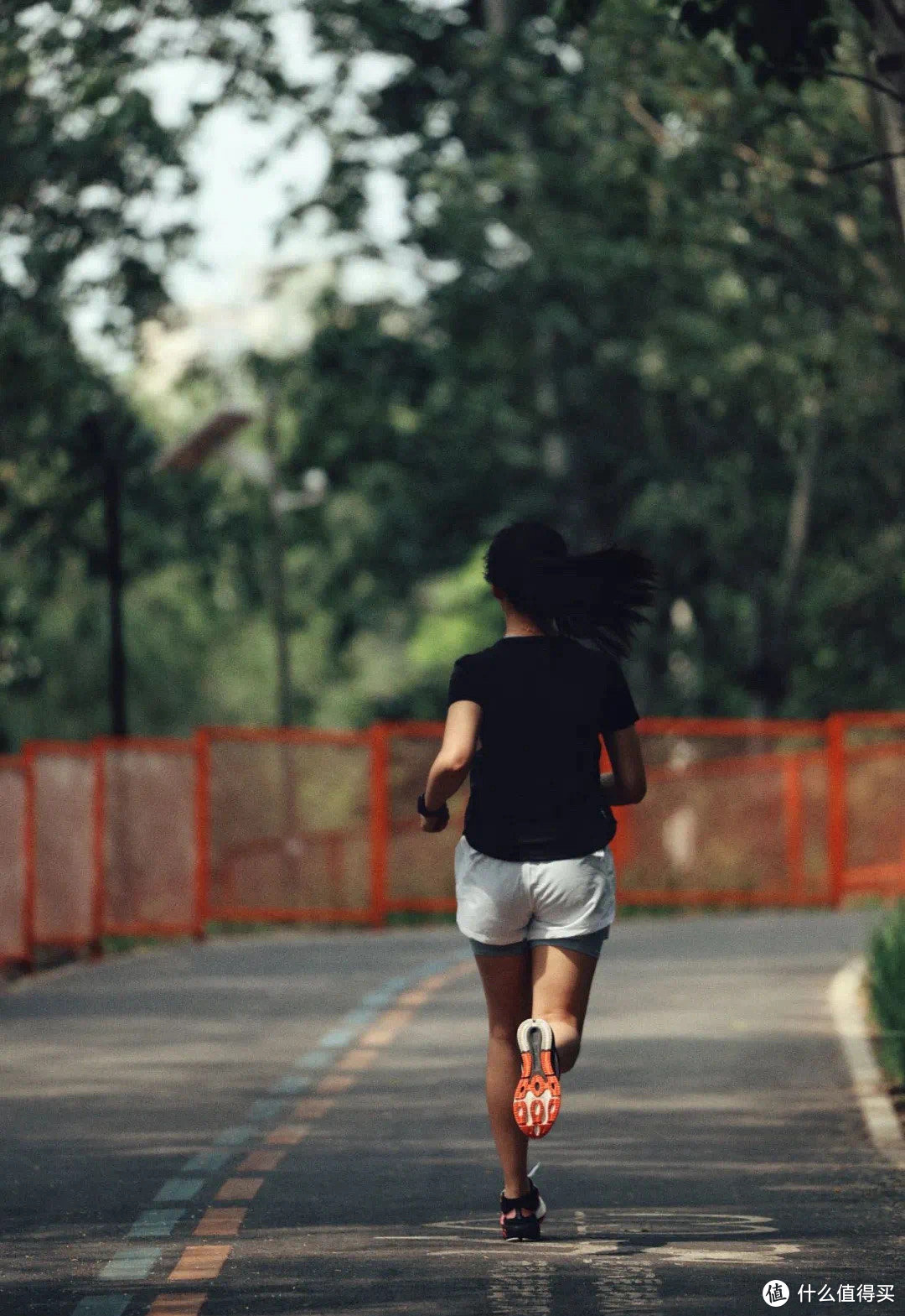 穿上轻便的跑鞋，清爽的短袖去跑步吧