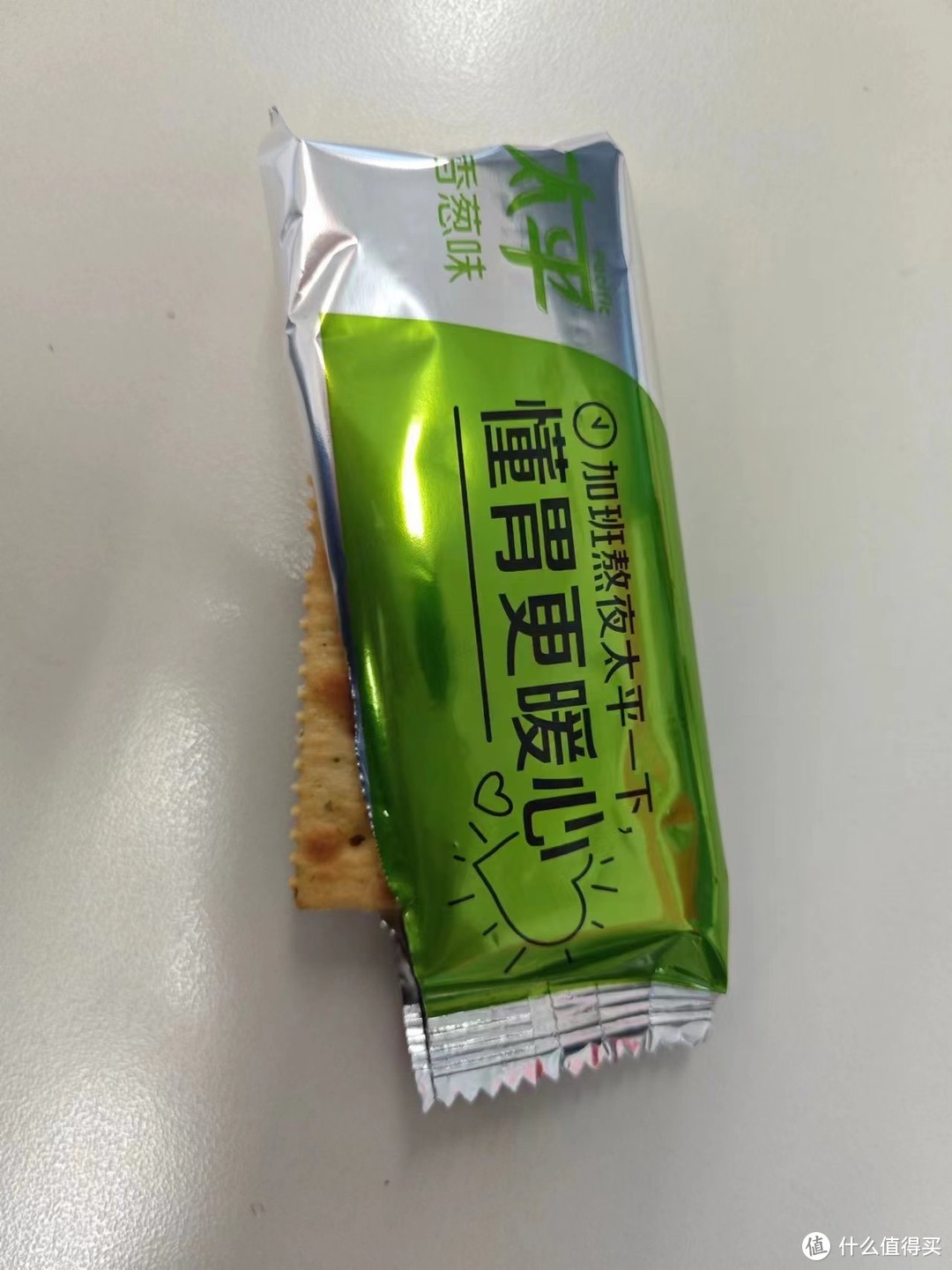 办公室桌上必备的太平苏打饼干，虽然美味，但也不能过多食用！