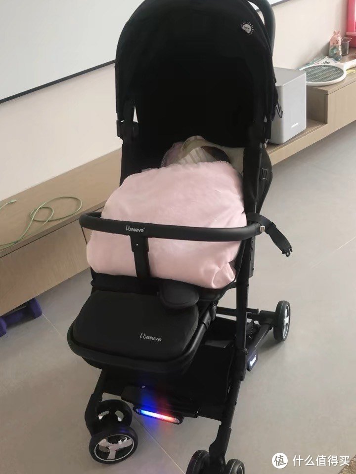 婴儿车是新生儿家庭必备的育儿工具之一