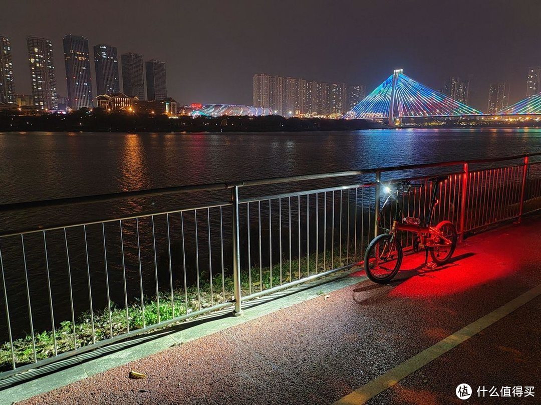 防眩目设计，夜骑不扰人，安全更安全：迈极炫RN900自行车灯