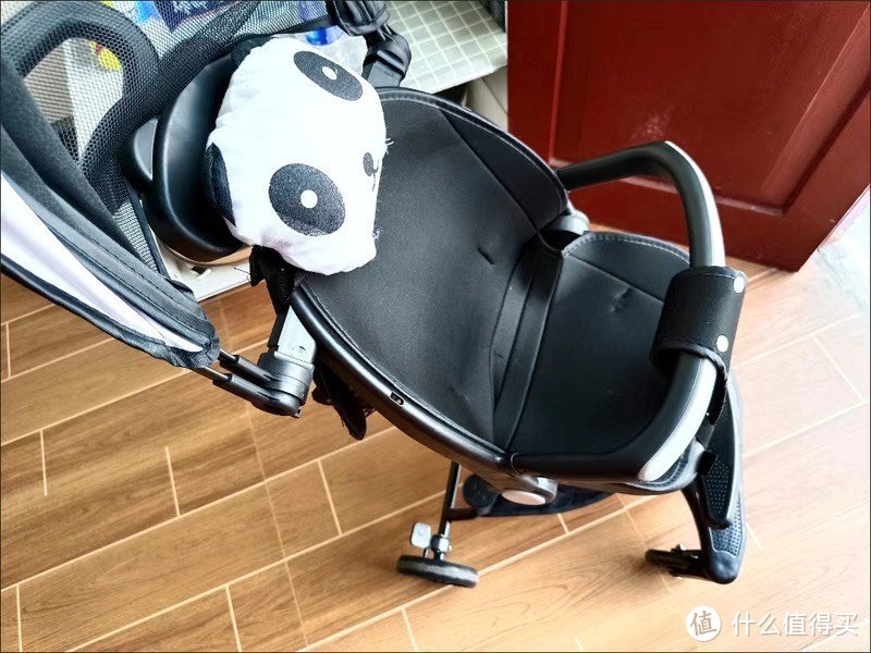婴儿车是带着宝宝外出时的重要工具之一，