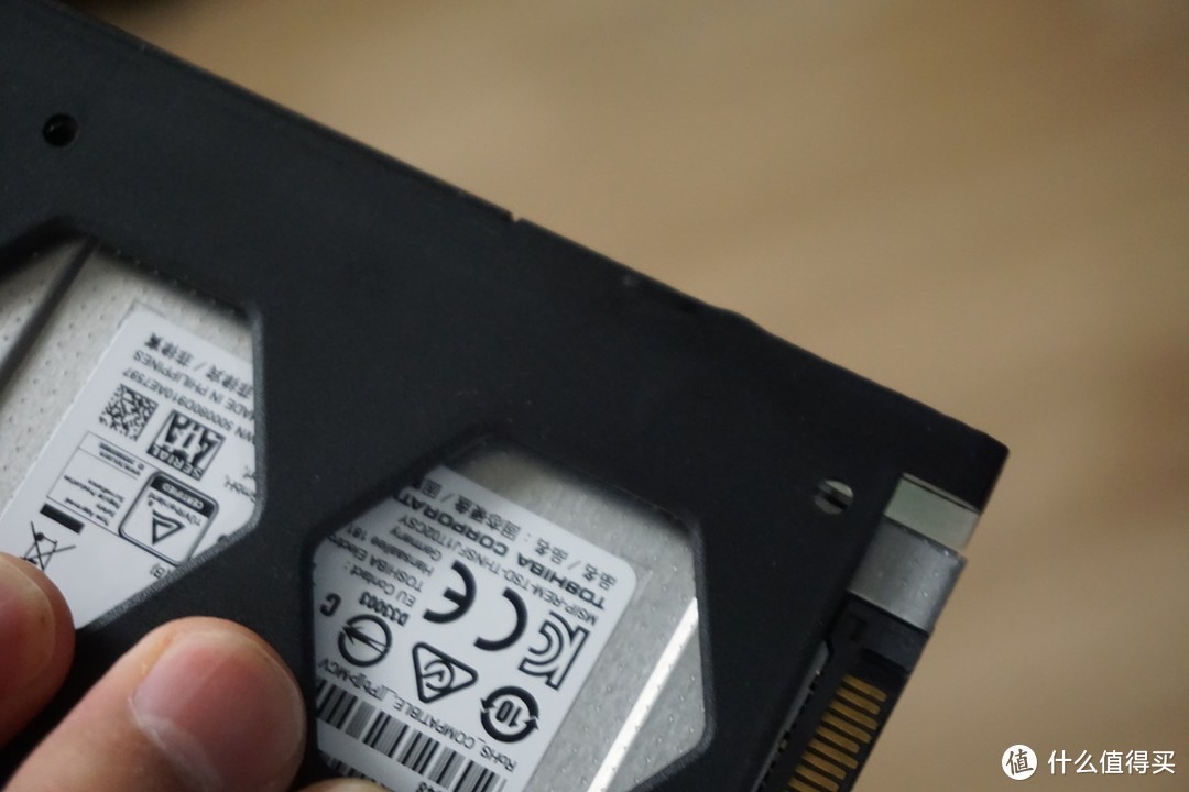 安装2.5英寸硬盘需要拆掉3.5英寸硬盘的固定卡