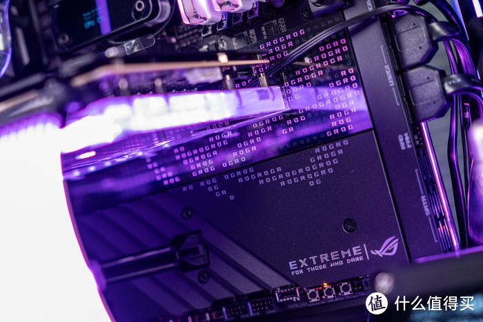 紫金绽放——ROG Crosshair X670E Extreme + 创世神GR701分体水冷装机展示