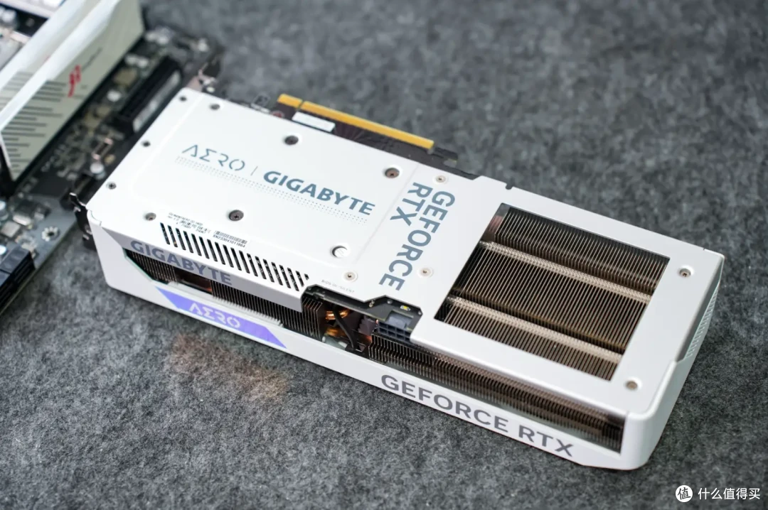 目前市面上的白色显卡也越来越多,技嘉rtx 4060 ti aero oc 16gb就是