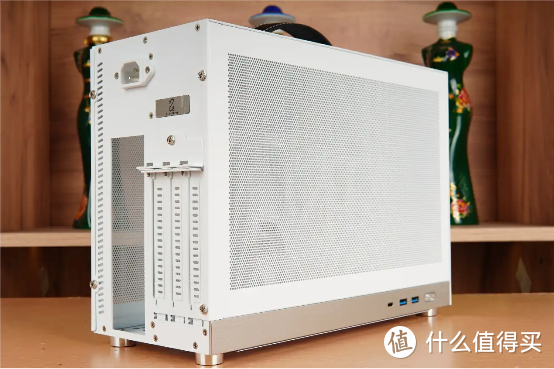 12.4L的ITX机箱装240水冷，能盖上就算赢了，闪鳞S450 ITX机箱装机评测