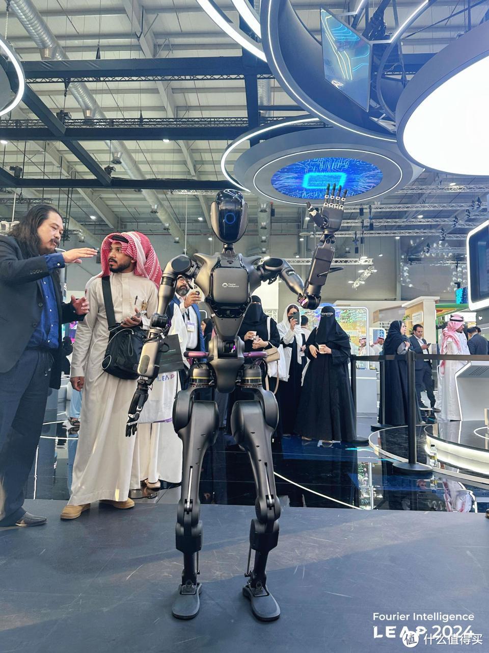 沙特男性AI机器人“穆罕默德”亮相科技节，意外举动引发伦理争议