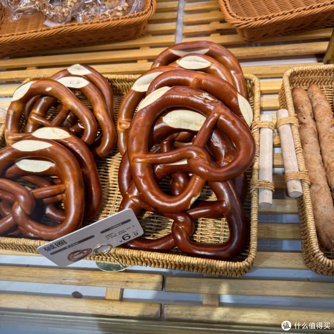 [食品评测]揭秘七鲜的碱水面包，为何成为性价比与美味的代名词？