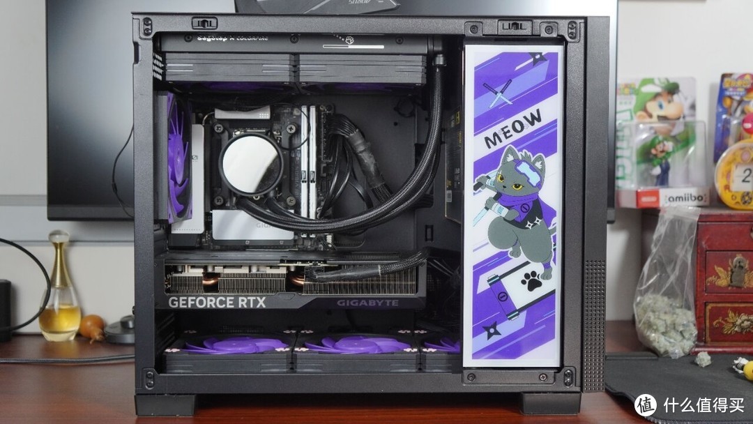 电脑紫机箱是一款主打二次元风格的产品，其设计上的亮点主要体现在以下几个方面。