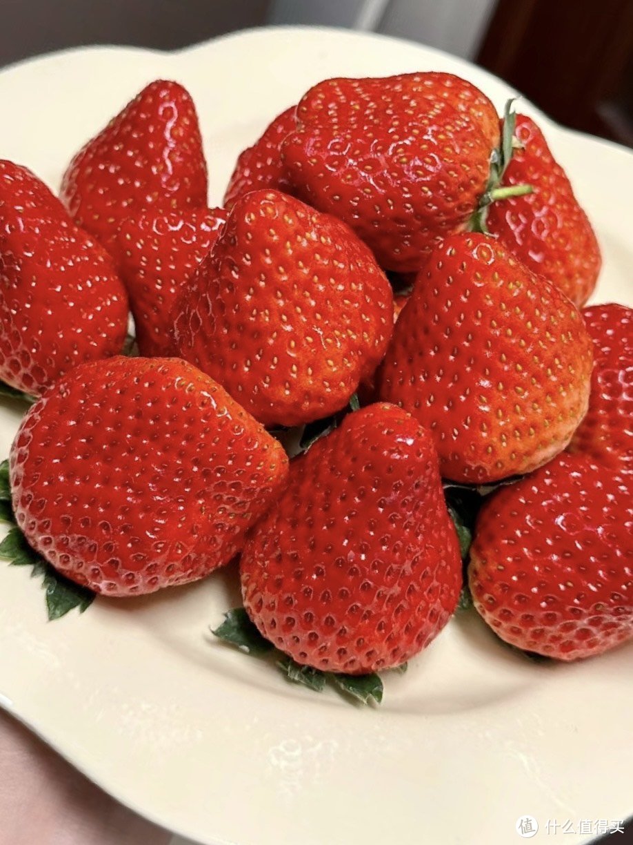 草莓的果肉嫩滑而饱满