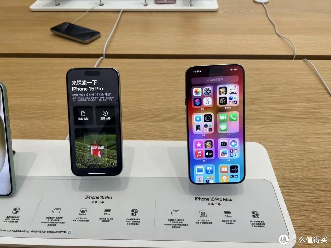 从9999跌至8699，iPhone 15 Pro Max价格大幅下调，苹果全面妥协了