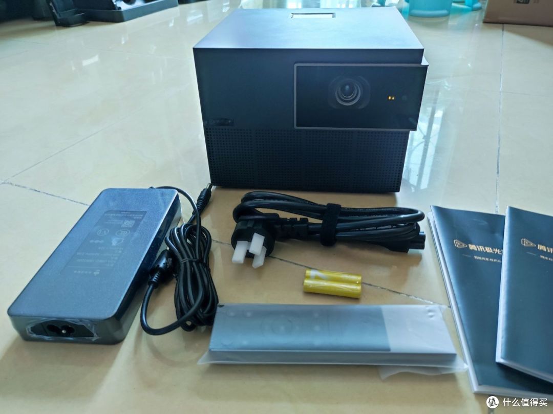 方便腾挪收纳,海量影音游戏,居家欢喜神器,经典家用智能投影仪推荐
