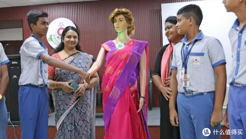印度首款AI女性机器人教师开始上班了？