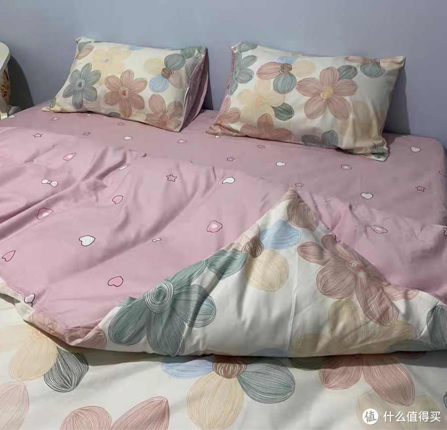 花团锦簇的床上四件套，好温馨哦