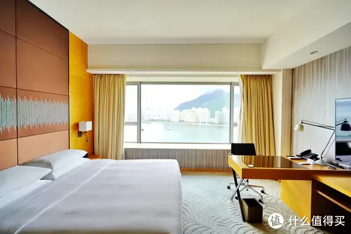 想不到吧？在香港，还能住到这么大房间的酒店！还是凯悦