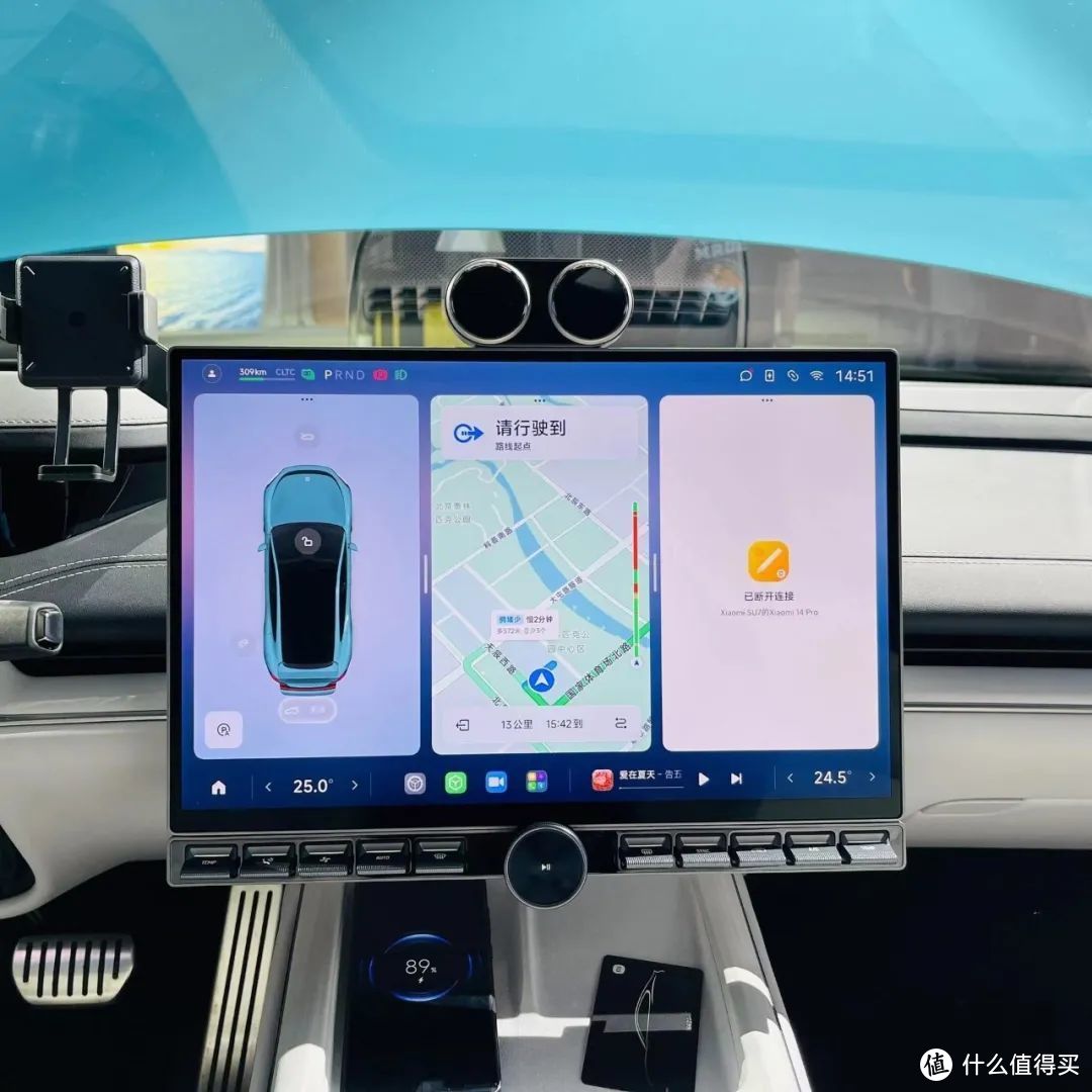 小米汽车SU7，内饰全曝光！自带手机支架！